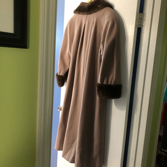 Vintage long women’s dress coat. - Picture 7 of 9